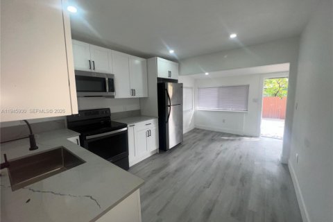 Villa ou maison à vendre à Miami, Floride: 2 chambres, 74.51 m2 № 2002168 - photo 7
