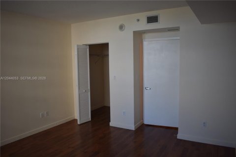 Condo in Miami, Florida, 1 bedroom  № 2145851 - photo 11