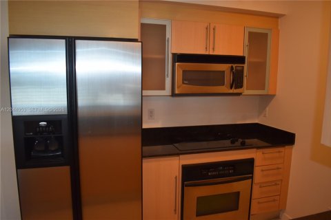 Condo in Miami, Florida, 1 bedroom  № 2145851 - photo 3