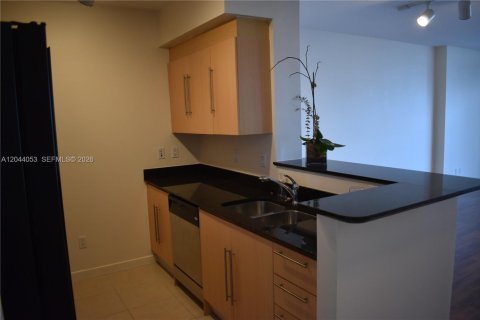 Condo in Miami, Florida, 1 bedroom  № 2145851 - photo 4