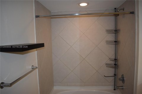 Condo in Miami, Florida, 1 bedroom  № 2145851 - photo 9