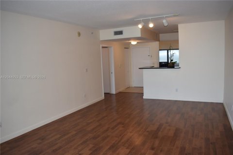 Condo in Miami, Florida, 1 bedroom  № 2145851 - photo 6