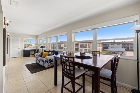 Condo in New Port Richey, Florida, 2 bedrooms  № 2111534 - photo 19