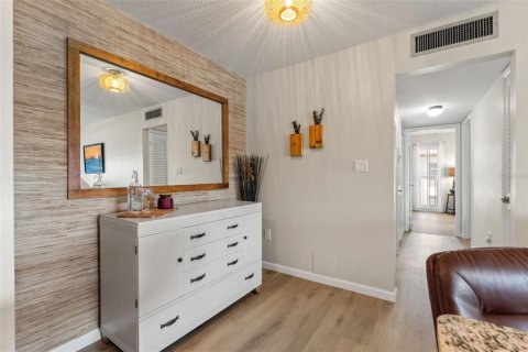 Condo in New Port Richey, Florida, 2 bedrooms  № 2111534 - photo 16