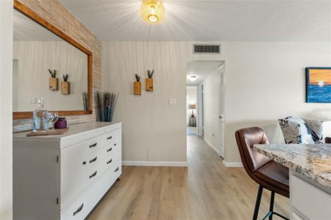 Condo in New Port Richey, Florida, 2 bedrooms  № 2111534 - photo 15