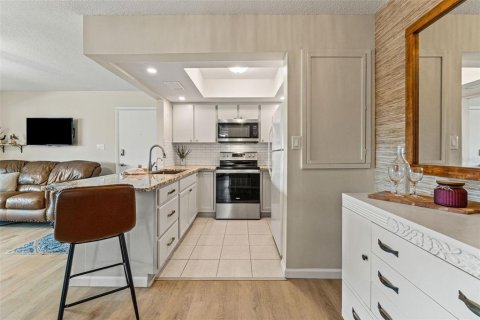 Condo in New Port Richey, Florida, 2 bedrooms  № 2111534 - photo 12