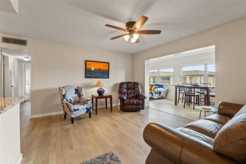 Condo in New Port Richey, Florida, 2 bedrooms  № 2111534 - photo 27