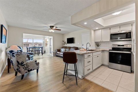 Condo in New Port Richey, Florida, 2 bedrooms  № 2111534 - photo 13