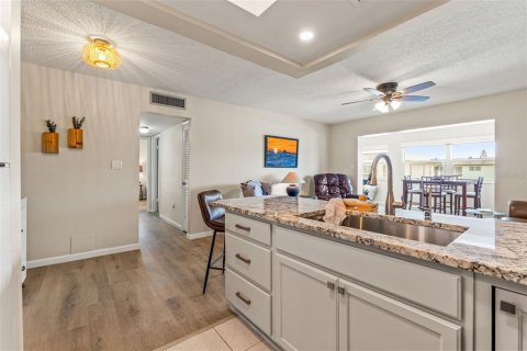 Condo in New Port Richey, Florida, 2 bedrooms  № 2111534 - photo 14