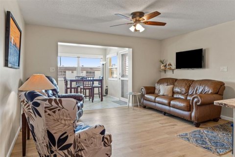 Condo in New Port Richey, Florida, 2 bedrooms  № 2111534 - photo 17