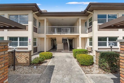 Condo in New Port Richey, Florida, 2 bedrooms  № 2111534 - photo 2