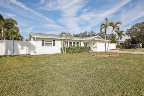 Casa en venta en Saint Petersburg, Florida, 3 dormitorios, 166.39 m2 № 1546944 - foto 2