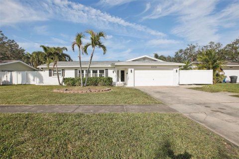 Casa en venta en Saint Petersburg, Florida, 3 dormitorios, 166.39 m2 № 1546944 - foto 1