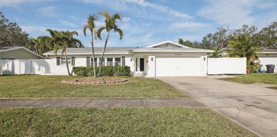 House in Saint Petersburg, Florida 3 bedrooms, 166.39 sq.m. № 1546944