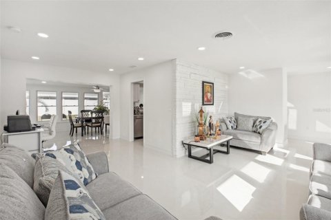 Casa en venta en Saint Petersburg, Florida, 3 dormitorios, 166.39 m2 № 1546944 - foto 8