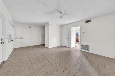 Apartment in Fort Lauderdale, Florida 1 bedroom, 1909.33 sq.m. № 1994468 - photo 6