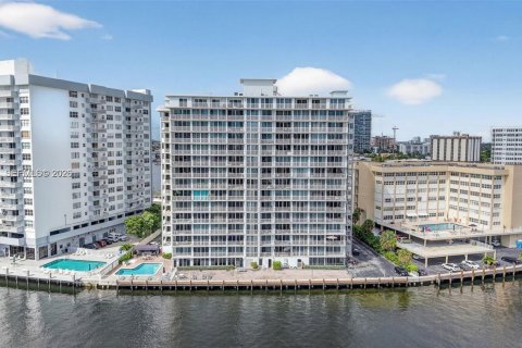 Condo in Hallandale Beach, Florida, 1 bedroom  № 2002038