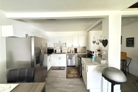 House in Tampa, Florida 3 bedrooms, 134.52 sq.m. № 1775458 - photo 3