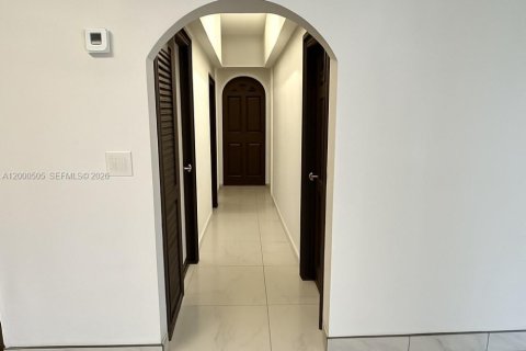 House in Miami, Florida 2 bedrooms, 149.02 sq.m. № 2067368 - photo 10