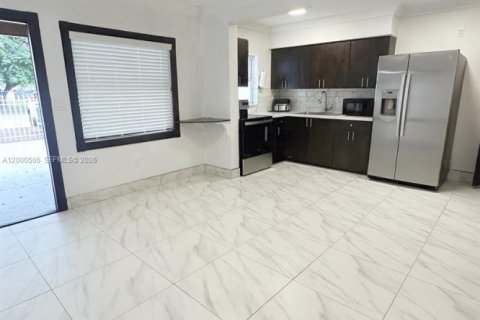 House in Miami, Florida 2 bedrooms, 149.02 sq.m. № 2067368 - photo 3