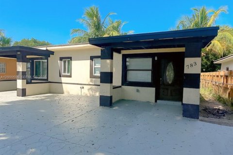 House in Miami, Florida 2 bedrooms, 149.02 sq.m. № 2067368 - photo 2