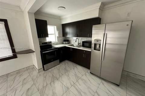 House in Miami, Florida 2 bedrooms, 149.02 sq.m. № 2067368 - photo 4