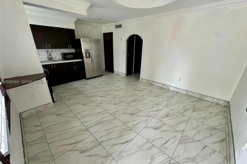 House in Miami, Florida 2 bedrooms, 149.02 sq.m. № 2067368 - photo 12