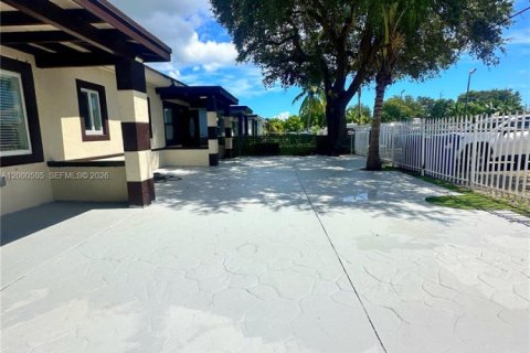 House in Miami, Florida 2 bedrooms, 149.02 sq.m. № 2067368 - photo 9
