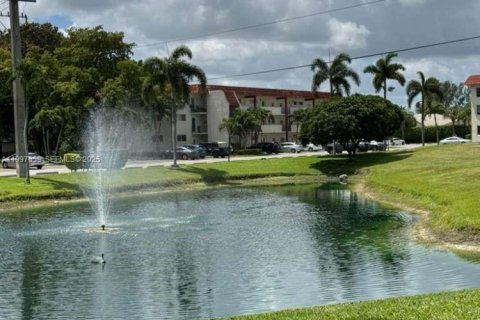 Снять в аренду кондоминиум в Пемброк-Пайнс, Флорида 2 спальни, 108.7м2, № 2065272 - фото 11