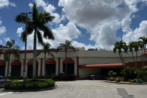 Снять в аренду кондоминиум в Пемброк-Пайнс, Флорида 2 спальни, 108.7м2, № 2065272 - фото 13