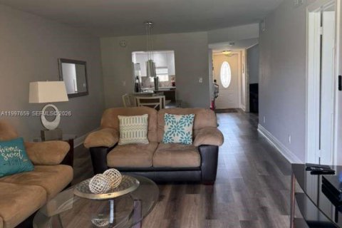 Снять в аренду кондоминиум в Пемброк-Пайнс, Флорида 2 спальни, 108.7м2, № 2065272 - фото 7