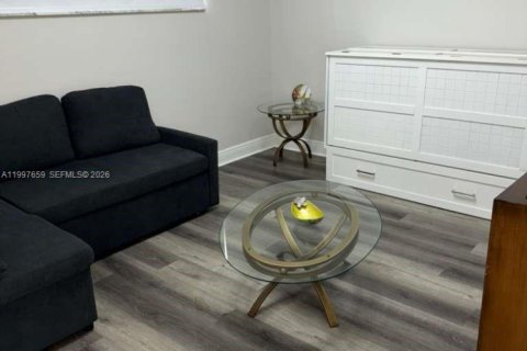 Снять в аренду кондоминиум в Пемброк-Пайнс, Флорида 2 спальни, 108.7м2, № 2065272 - фото 4