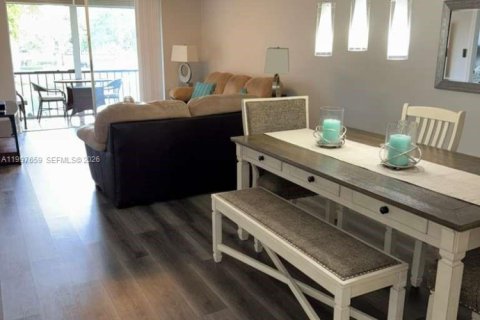 Снять в аренду кондоминиум в Пемброк-Пайнс, Флорида 2 спальни, 108.7м2, № 2065272 - фото 3