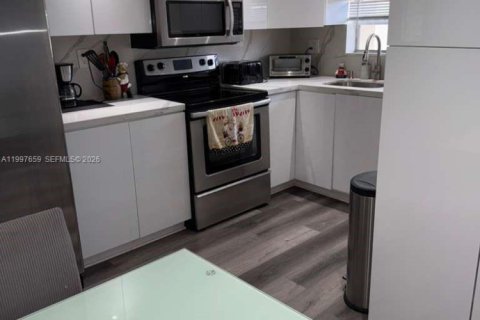 Кондоминиум с 2 спальнями в Пемброк-Пайнс, Флорида № 2065272