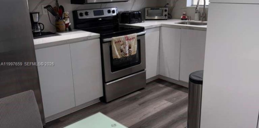 Кондоминиум с 2 спальнями в Пемброк-Пайнс, Флорида № 2065272