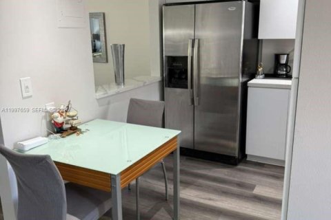 Снять в аренду кондоминиум в Пемброк-Пайнс, Флорида 2 спальни, 108.7м2, № 2065272 - фото 2