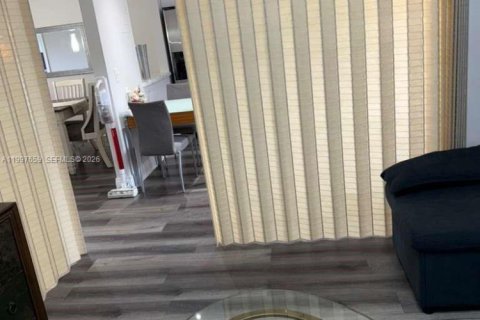 Снять в аренду кондоминиум в Пемброк-Пайнс, Флорида 2 спальни, 108.7м2, № 2065272 - фото 9