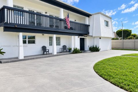 Villa ou maison à Miami Gardens, Floride 6 chambres, 296.27 m2 № 2360039