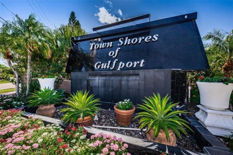 Condominio en venta en Gulfport, Florida, 2 dormitorios, 116.13 m2 № 1584456 - foto 1