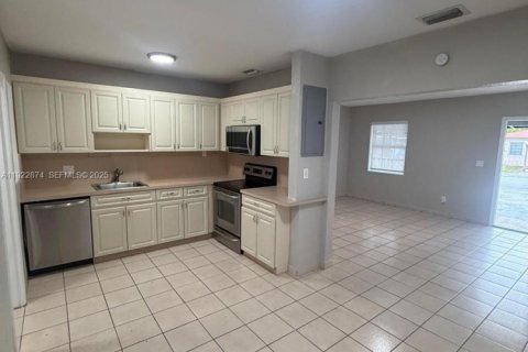 Villa ou maison à louer à Miami, Floride: 2 chambres, 229.75 m2 № 1976725 - photo 5