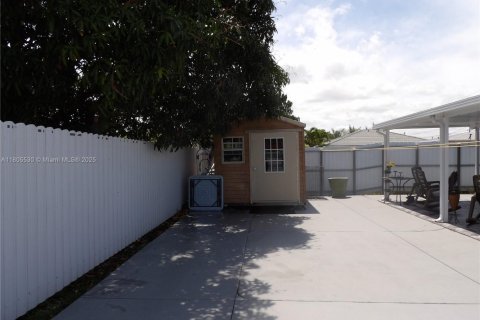 Casa en venta en Miami, Florida, 4 dormitorios, 158.86 m2 № 1766417 - foto 19