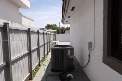 Casa en venta en Miami, Florida, 4 dormitorios, 158.86 m2 № 1766417 - foto 21