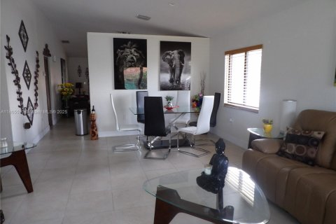 Casa en venta en Miami, Florida, 4 dormitorios, 158.86 m2 № 1766417 - foto 5
