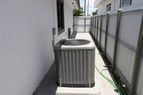 Casa en venta en Miami, Florida, 4 dormitorios, 158.86 m2 № 1766417 - foto 20