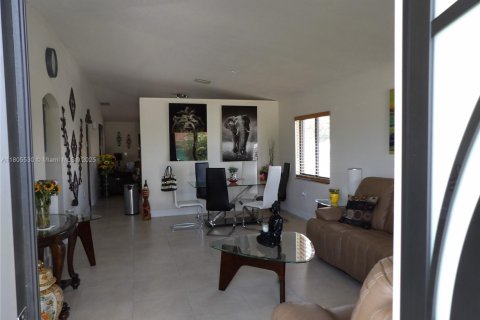 Casa en venta en Miami, Florida, 4 dormitorios, 158.86 m2 № 1766417 - foto 2