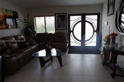 Casa en venta en Miami, Florida, 4 dormitorios, 158.86 m2 № 1766417 - foto 4