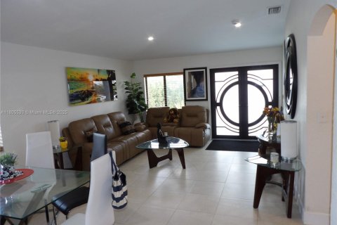 Casa en venta en Miami, Florida, 4 dormitorios, 158.86 m2 № 1766417 - foto 3