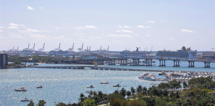 Condominio en Miami, Florida, 2 dormitorios  № 2018216