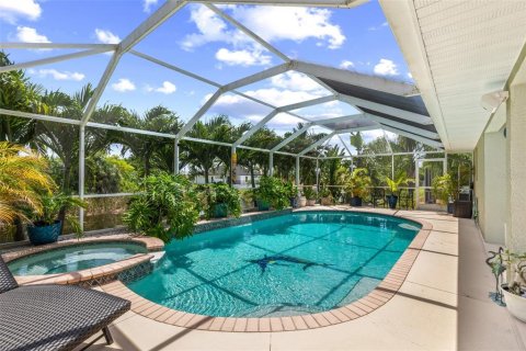 Villa ou maison à vendre à Cape Coral, Floride: 3 chambres, 193.42 m2 № 2361418 - photo 2