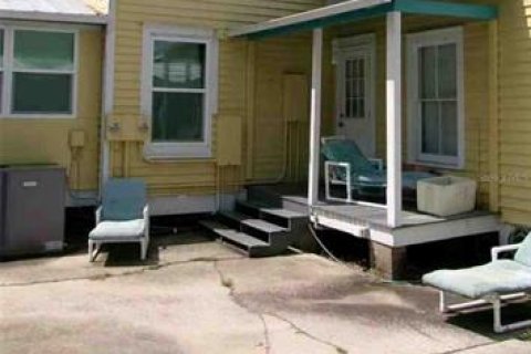 House in Crescent City, Florida 2 bedrooms, 195.09 sq.m. № 2403715 - photo 2